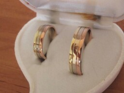 Zlaté snubní prsteny tříbarevné